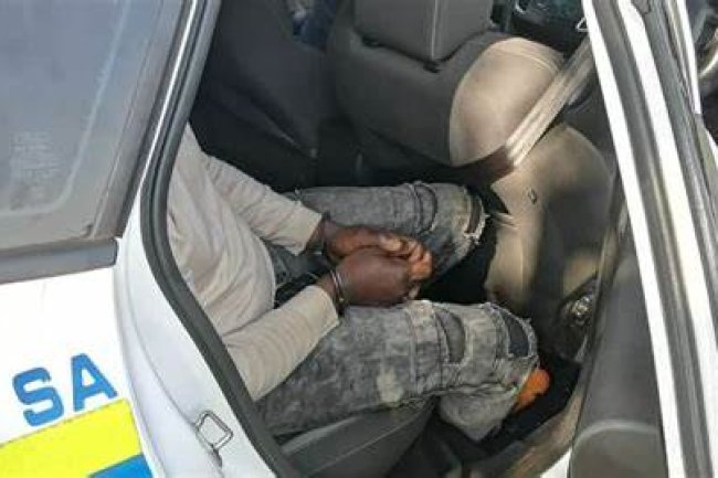 After a cash robbery, two suspects were detained, and the police fatally shot the third.