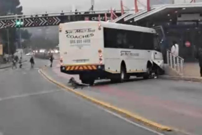 Police investigating cause of bus crash near UJ